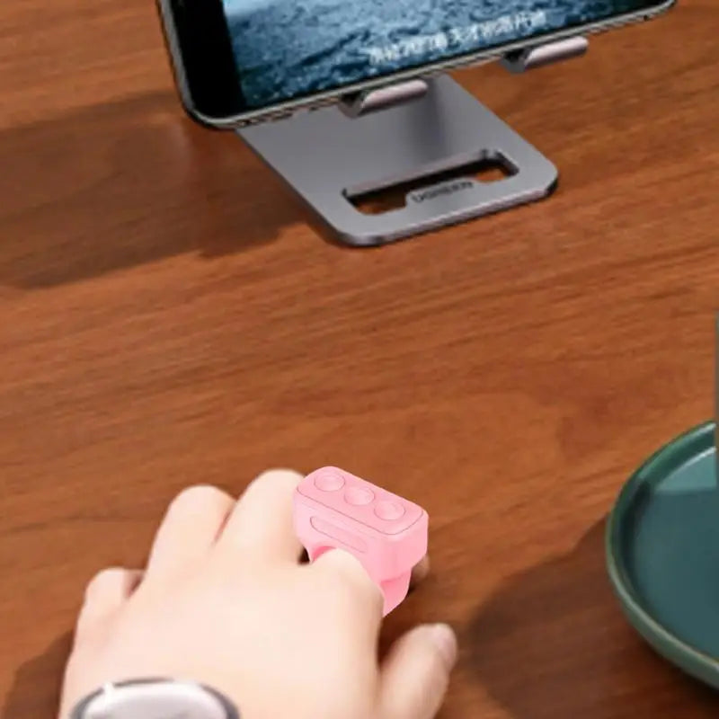 Wireless Bluetooth Scrolling Ring - Remote Control for TikToks, Selfies, and Video Recording